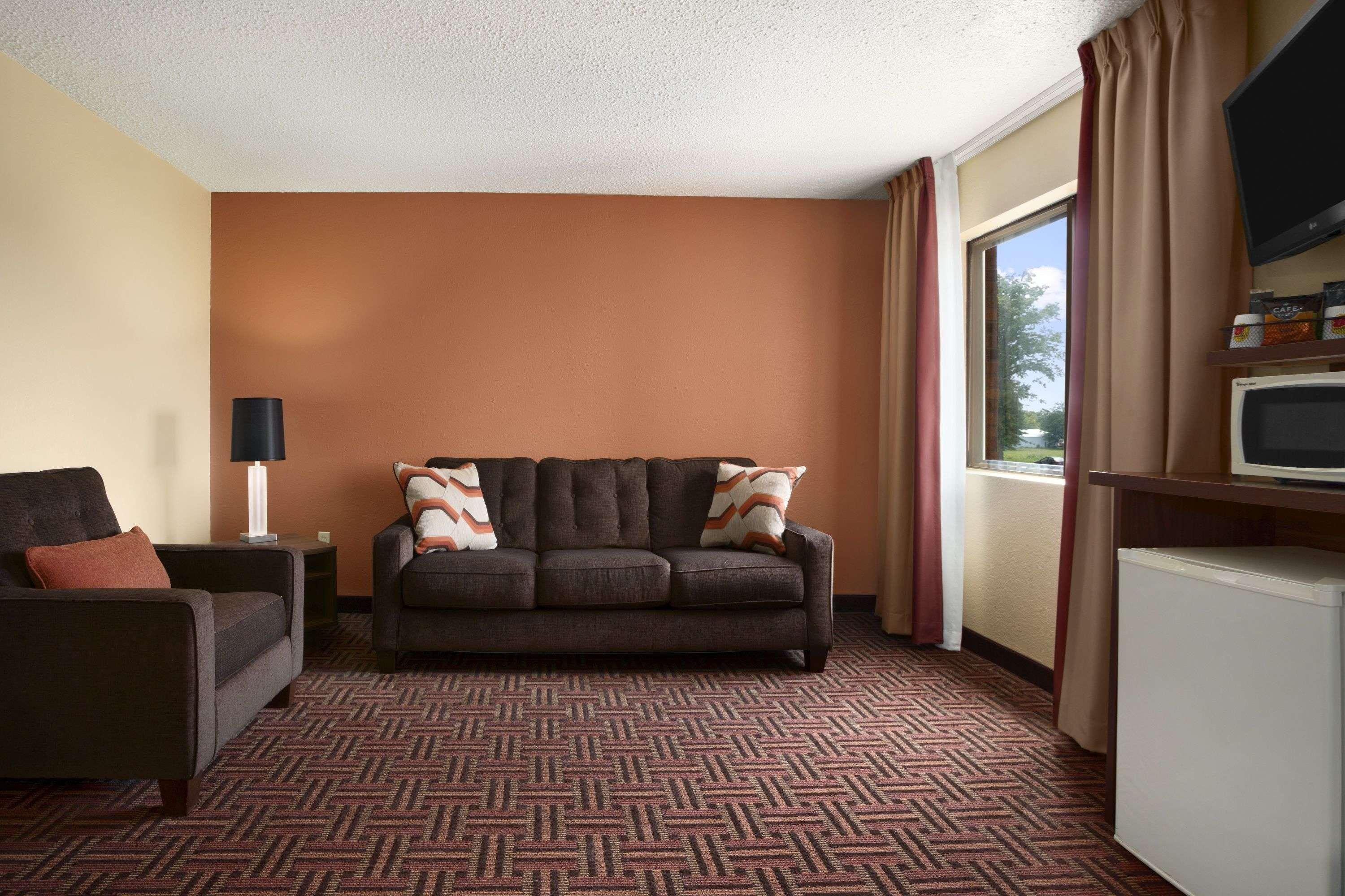 Super 8 By Wyndham Marion Motel Exterior photo